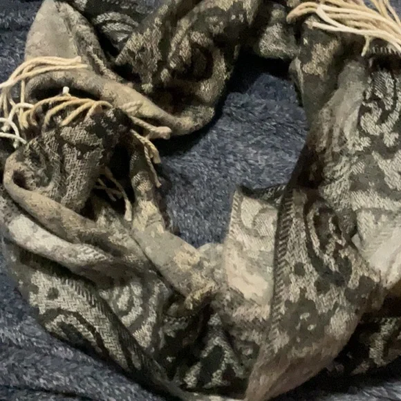 Steve Madden Black and Gray Scarf - Picture 5 of 5